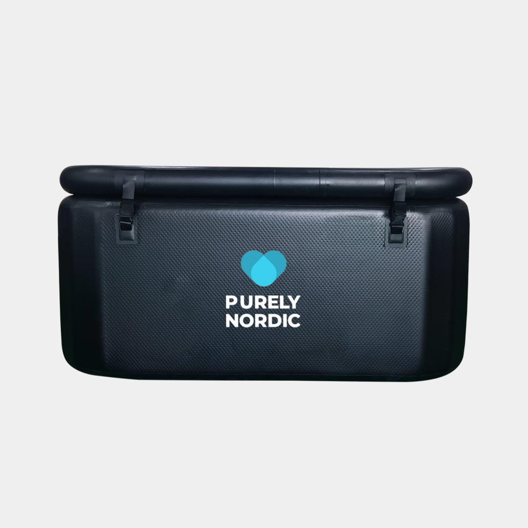 En sort, rektangulær hård sag med afrundede hjørner, med logo med blåt hjerte og teksten "Purely Nordic" i hvid. Etuiet har et robust håndtag på toppen og en sikker udseende Isbad Premium.