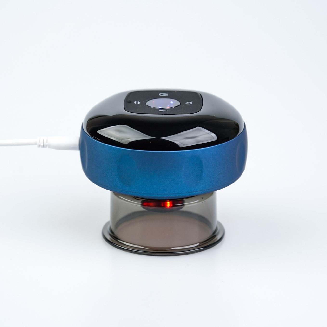 En metallisk blå Smart Cup Basic med en blank finish, med et kontrolpanel på toppen og et rødt lys oplyst i bunden, forbundet med et hvidt kabel mod en ren nordisk hvid baggrund. perfekt for en spa oplevelse